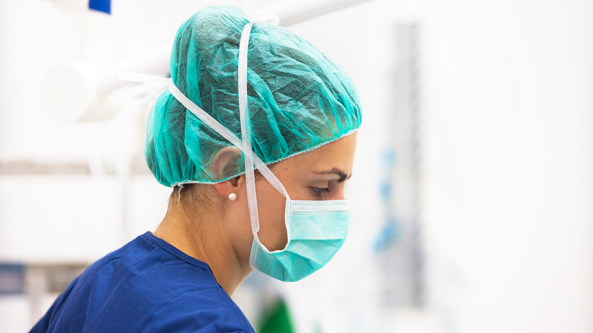 Joven enfermera en plena intervención